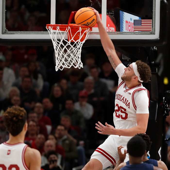 Race Thompson (25) dunks the ball during the Big Ten Men s Basketball Tournament semifinal game against the Penn State Nittany Lions,